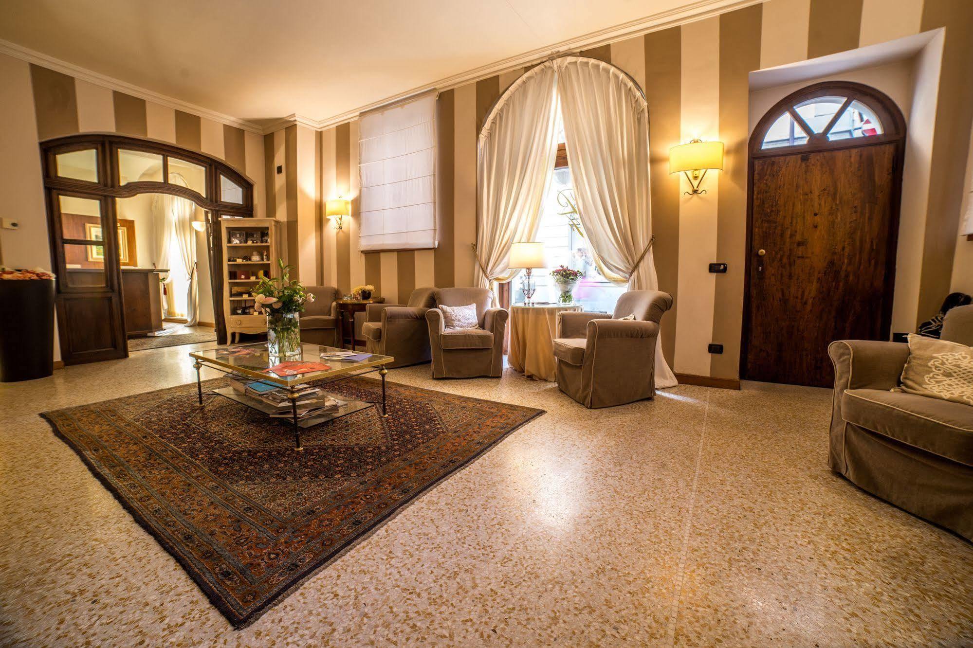 Palazzo Finati Acomodação com café da manhã Alba  Exterior foto